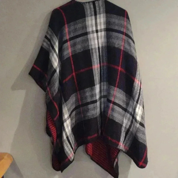 Woolrich women's one size fits all red black plaid shawl - Picture 5 of 5